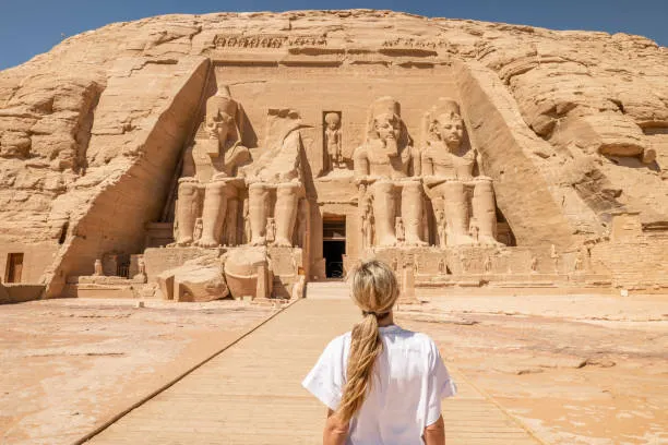 woman-travels-in-egypt